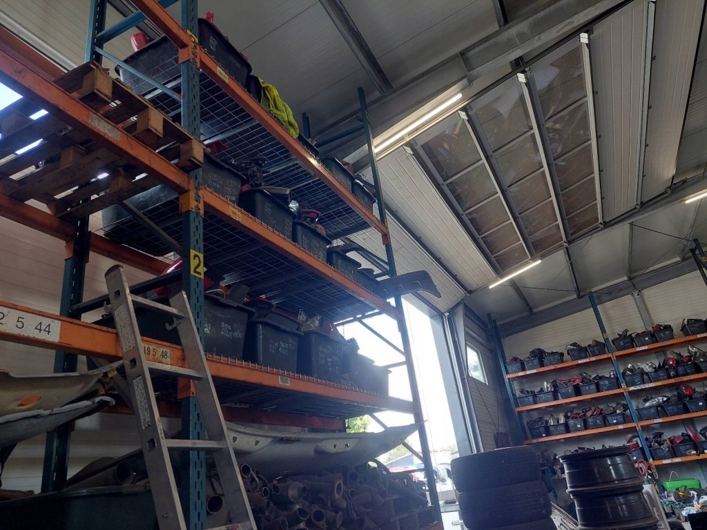 Комплектный  перед капот бампер решётка радиатора фара mercedes-benz vito w638 в Украине