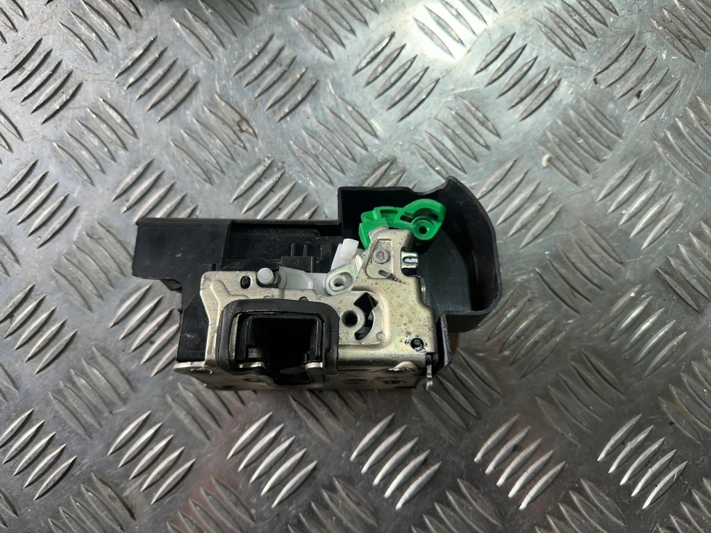 Купить Dacia duster 1 замок дверь правая  задний 825020966r