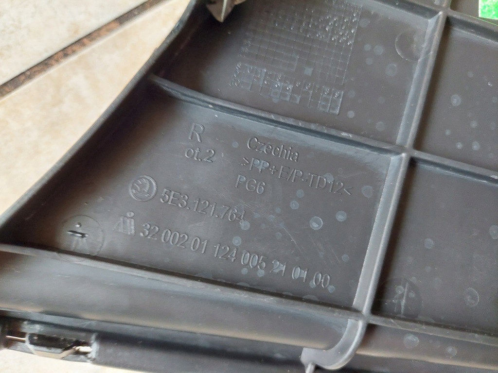 фото №13, Решётка бампера - направляющая - молдинг - правая - skoda octavia iv - 5e3 - 2020