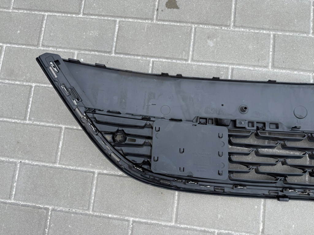 Решётка бампера перед средняя opel astra j iv рестайлинг  13368664 13381812 Киев