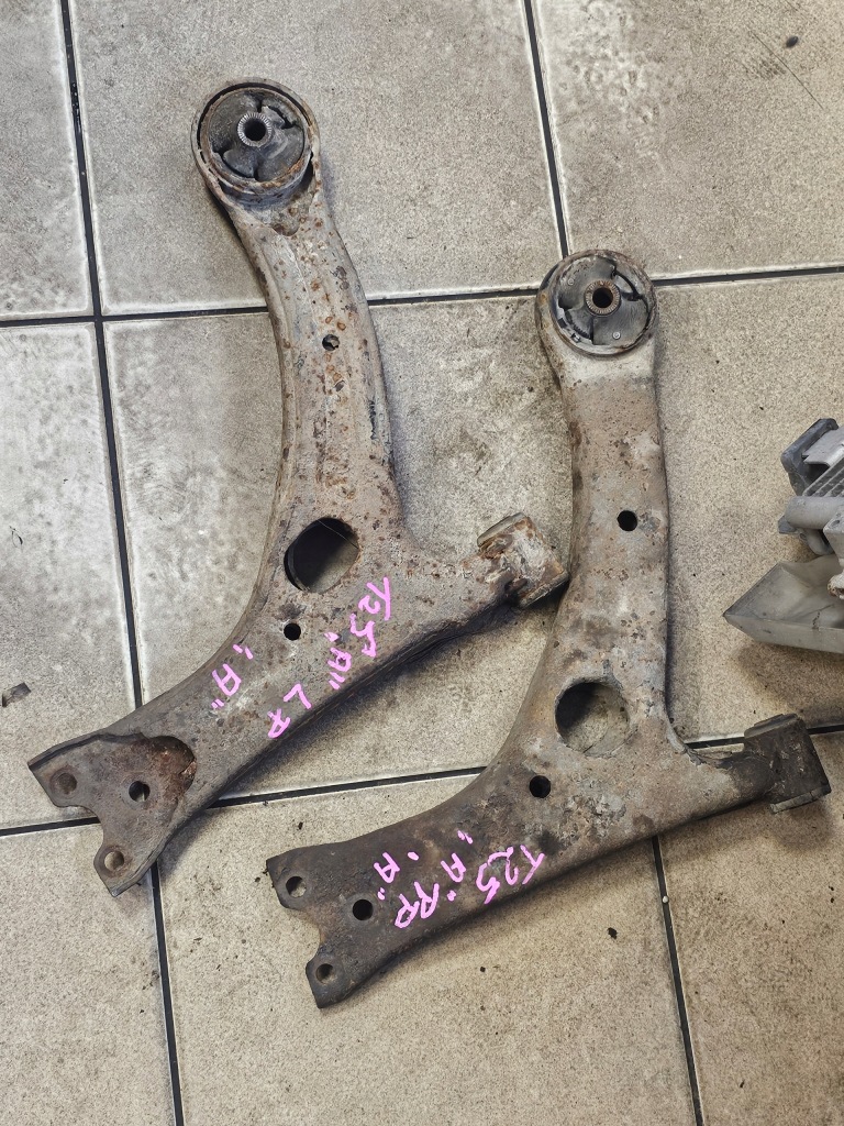 фото №1, Toyota avensis t25 03-07 рычаг передний левый