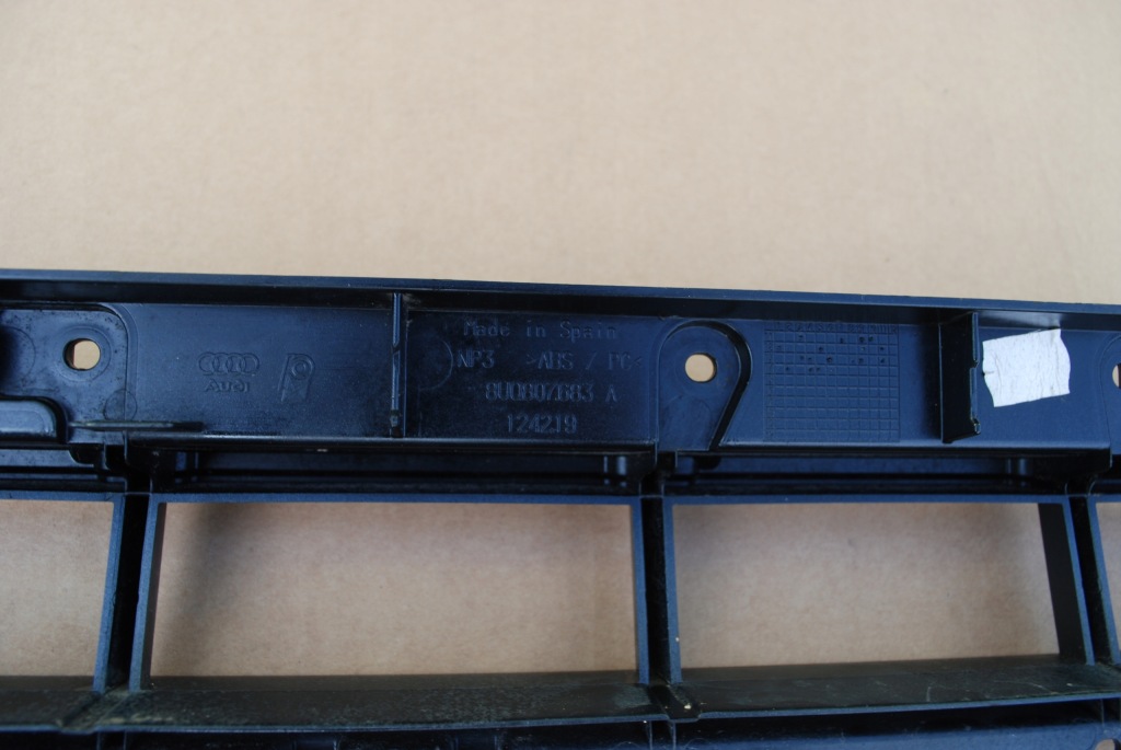 Решётка средняя бампера перед низ  audi q3 8u0 8u0807683a 12-14 r. Доставка