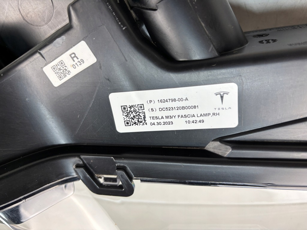 Протитуманна фара led drl tesla 3 рестайлінг  y 1624798-00-a гарний Зі Шроту
