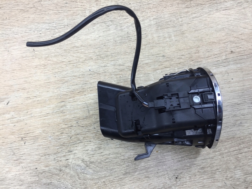 фото №10, Mercedes cls w219 219 правая решётка обдув консоли