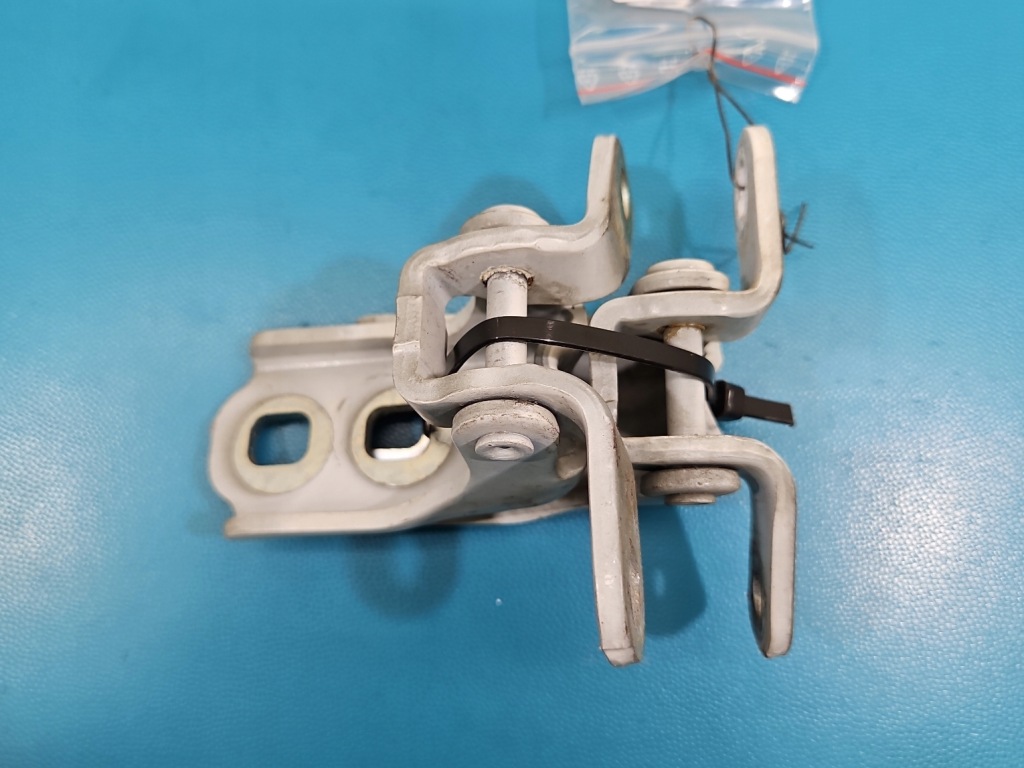 Петля дверь перед левая opel insignia b z42c Оригинал