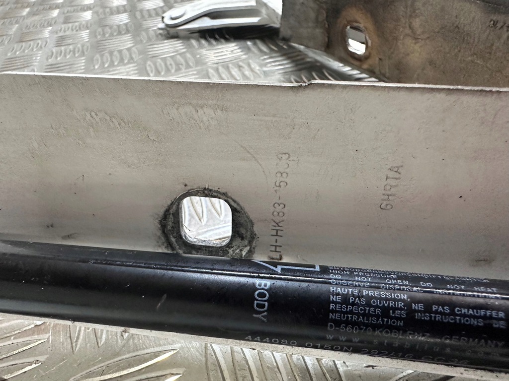 фото №9, Петлі капот перед jaguar f-pace