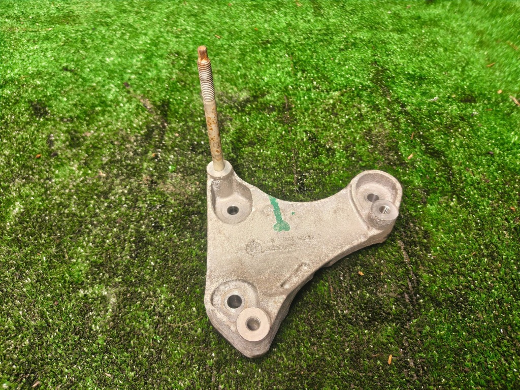 Opel insignia b 1.6 t кронштейн компресора кондиціонера 55590876 в Україні