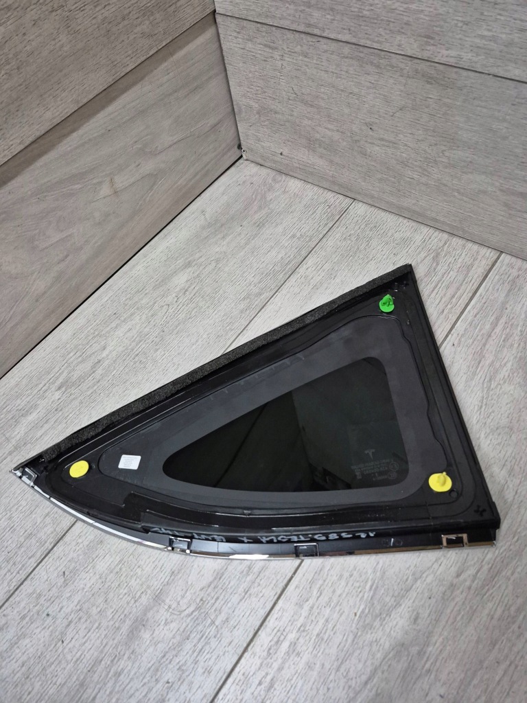 12585. tesla x скло кузовна лівий задній 1034906-80-f Недорого