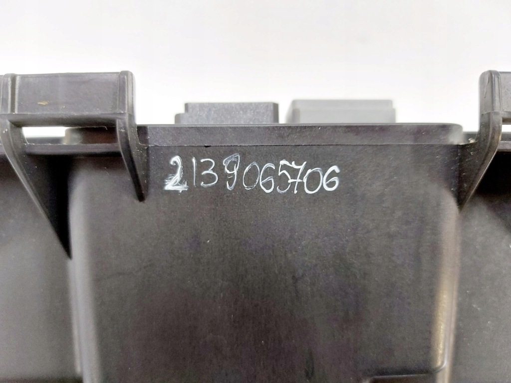 Купити Mercedes e-klasa w213 18r. коробка запобіжників корпус 2139065706