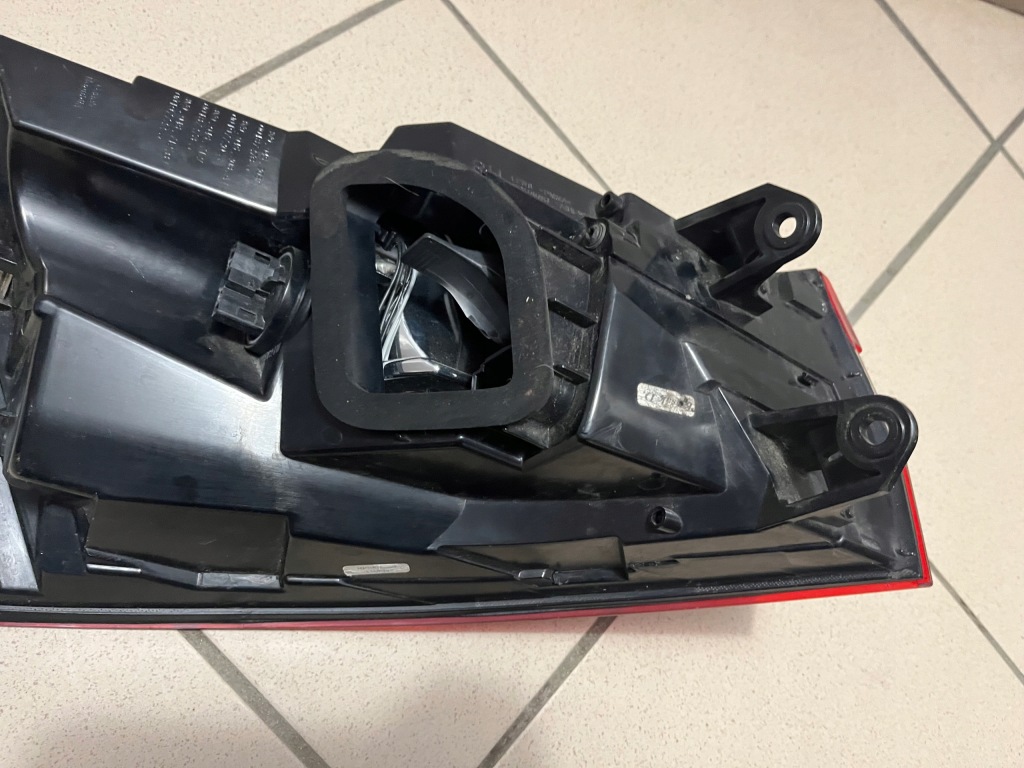 фото №11, Skoda superb iii 3 kombi 15- лампа задняя задняя правая