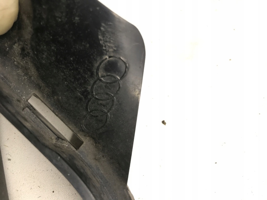 Купити Решітка бампера середина нижній audi a4 b9 8w0807683b