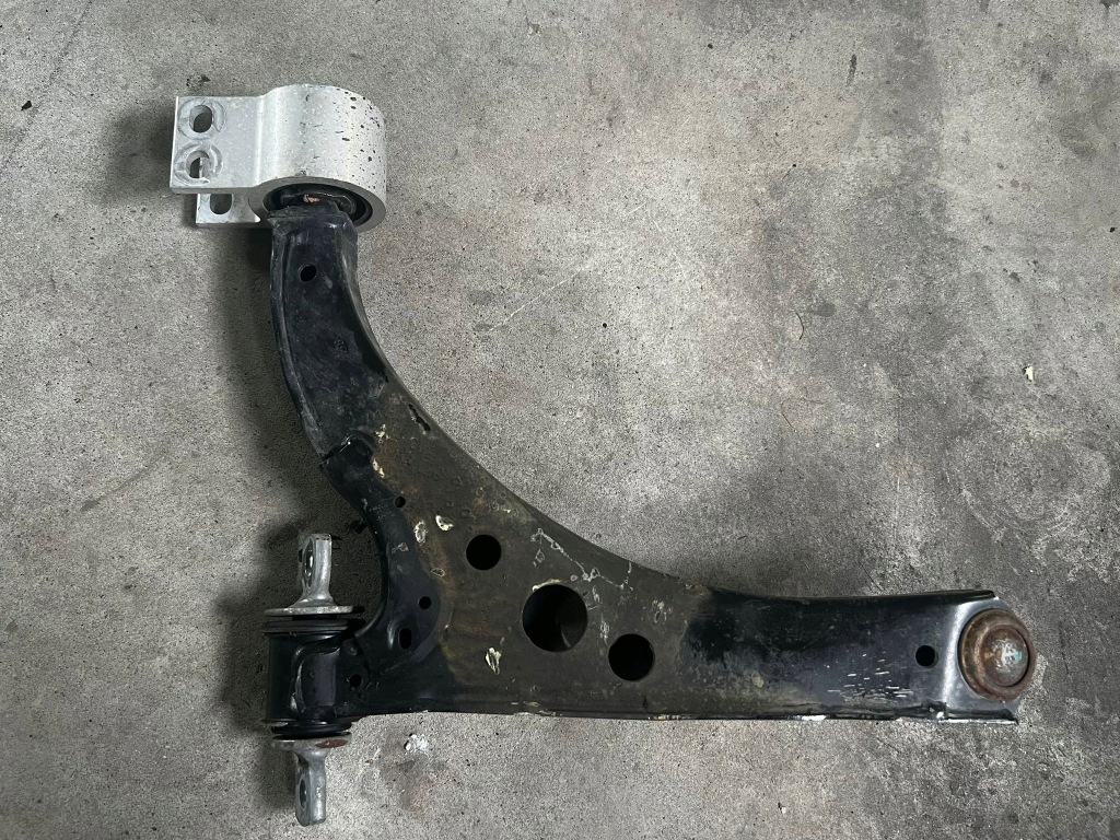 Купить Opel astra k рычаг правая  перед 39089345