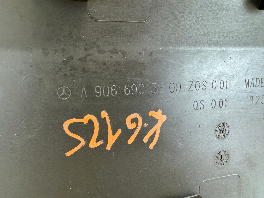 Mercedes sprinter w906 a906 06-19r молдинг двері бічна ліва Зі Шроту