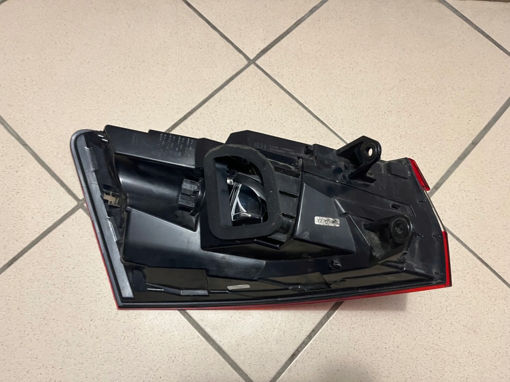 фото №14, Skoda superb iii 3 kombi 15- лампа задняя задняя правая