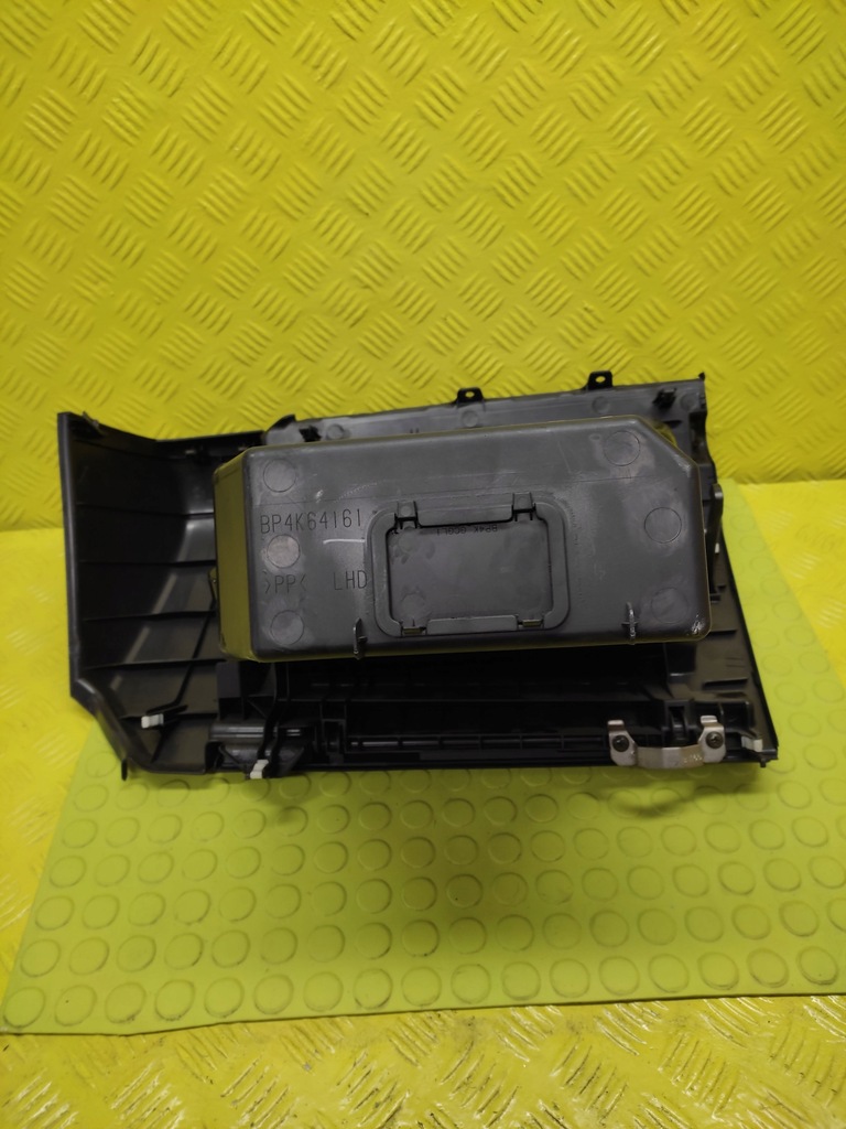 фото №5, Mazda 3 бардачок