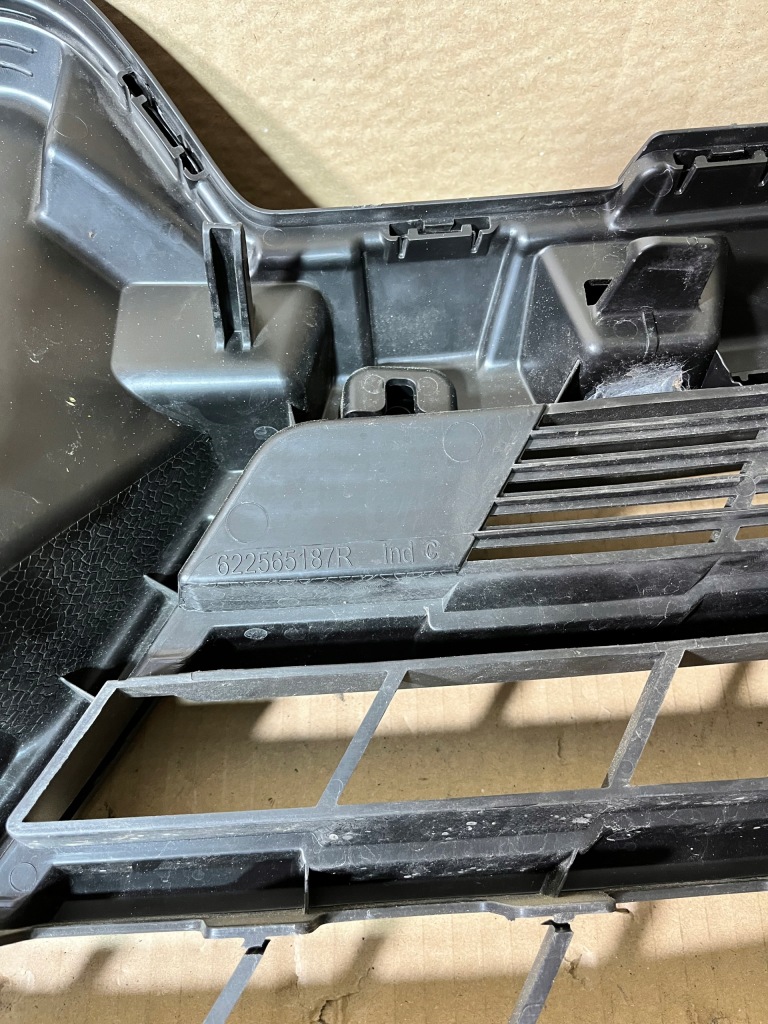 Решітка радіатора хром решітка радіатора renault express ii 622565187r 620784399r Оригінал