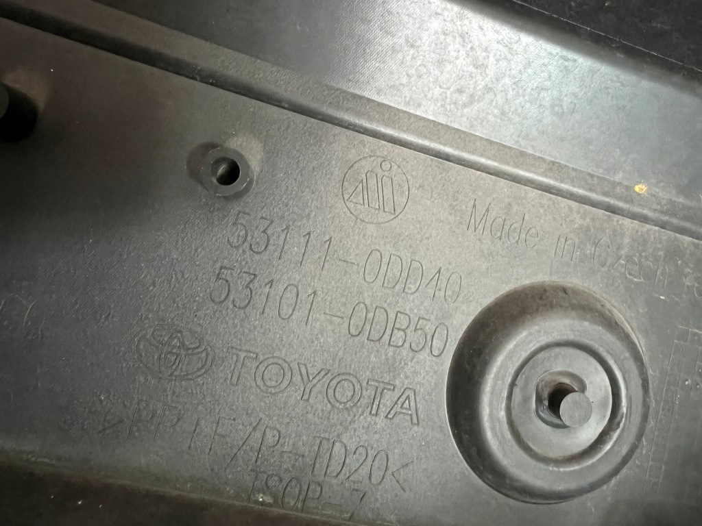 Toyota yaris iv 20- решётка средняя бампера передний перед в Украине