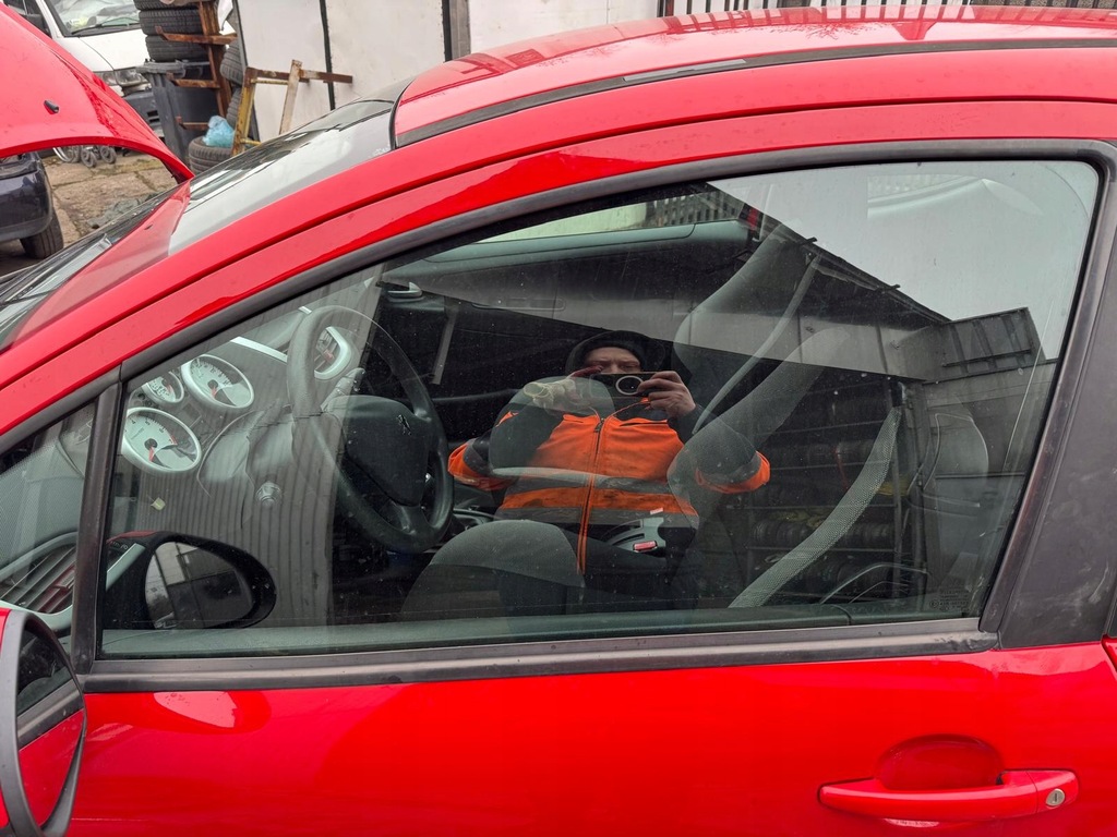 фото №1, Скло двері перед ліва peugeot 207 3d