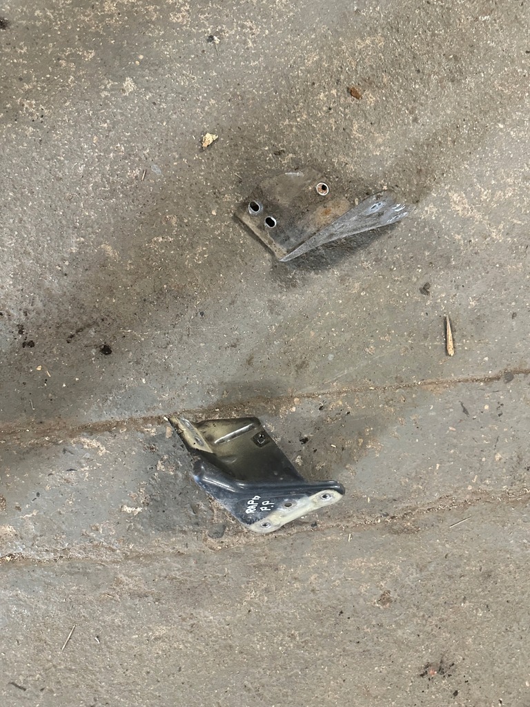 фото №1, Skoda rapid 5j кронштейн крыла перед правое левая