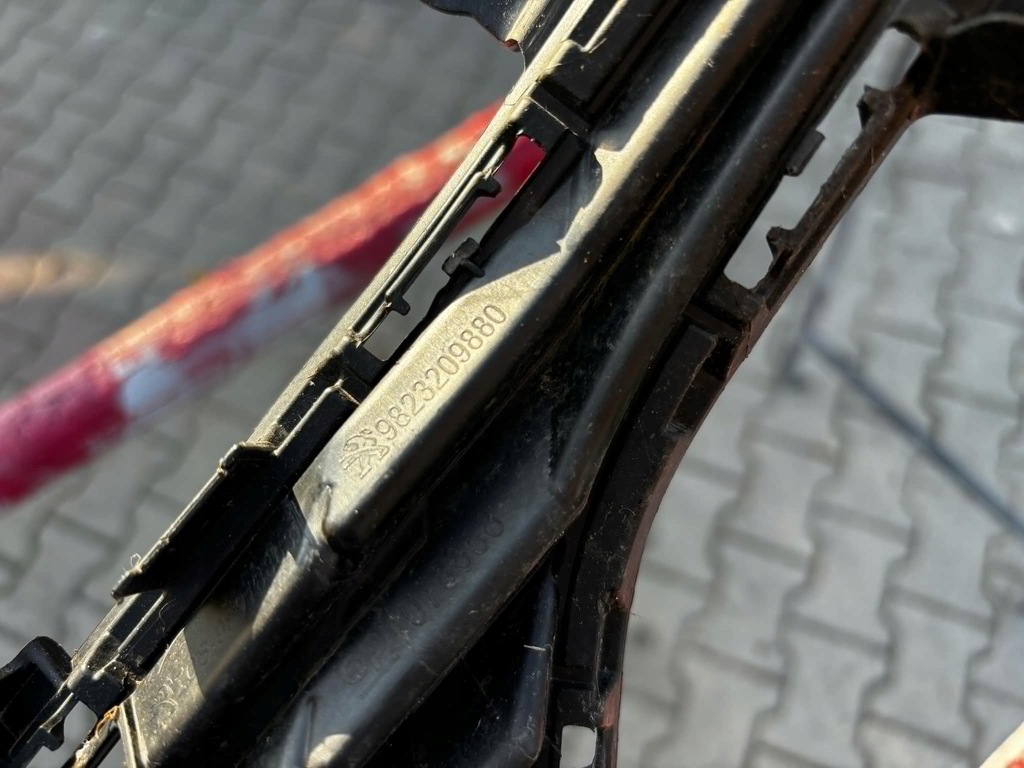 фото №9, Решітка середня бампера перед peugeot 208 ii 19- 9823209880