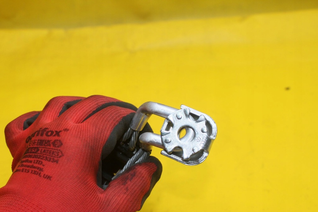 фото №4, Клипса ремней задних vw golf vi 1k0857739m