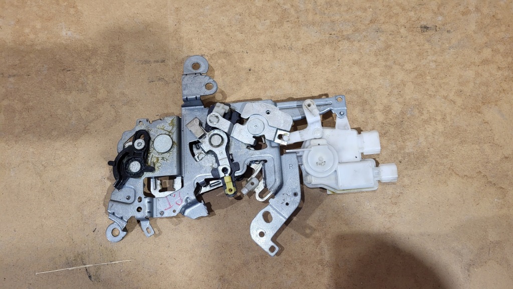 фото №2, Замок дверь правый задняя mazda 5 cr 05-