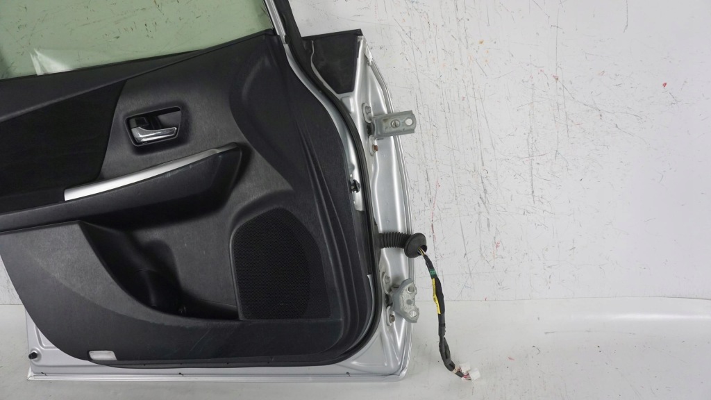 Дверь левое  перед левое передние toyota prius+ рестайлинг  prius + plus 15-18 1f7 Доставка