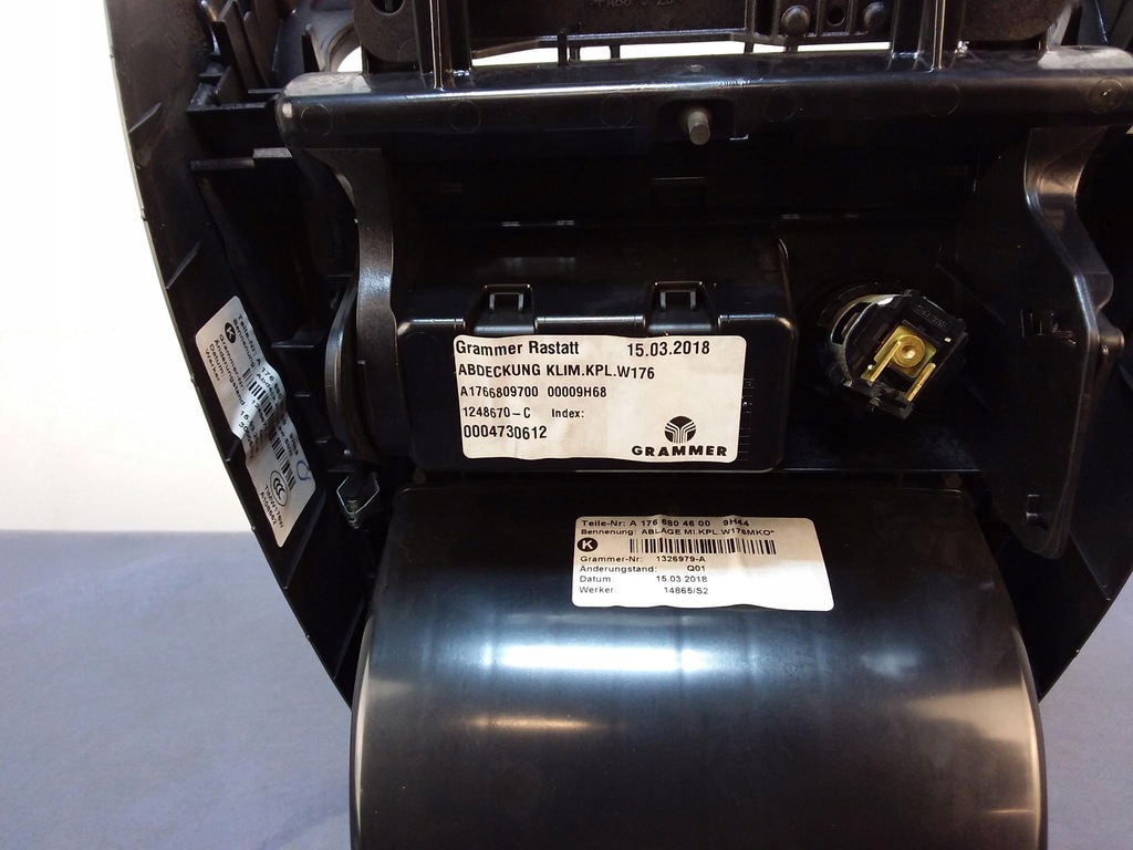 фото №5, Mercedes a w176 панель середній попільничка