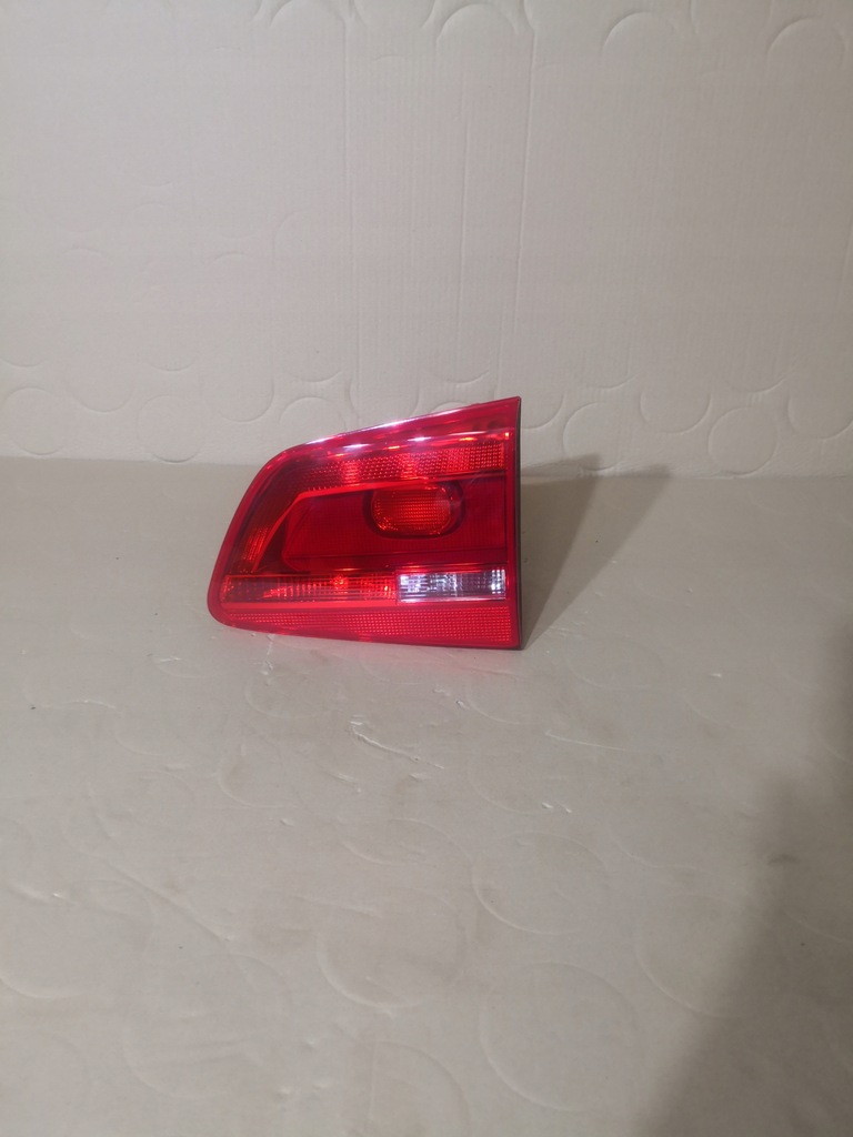 фото №1, Vw touran 10r w крышка. лампа правая задняя.