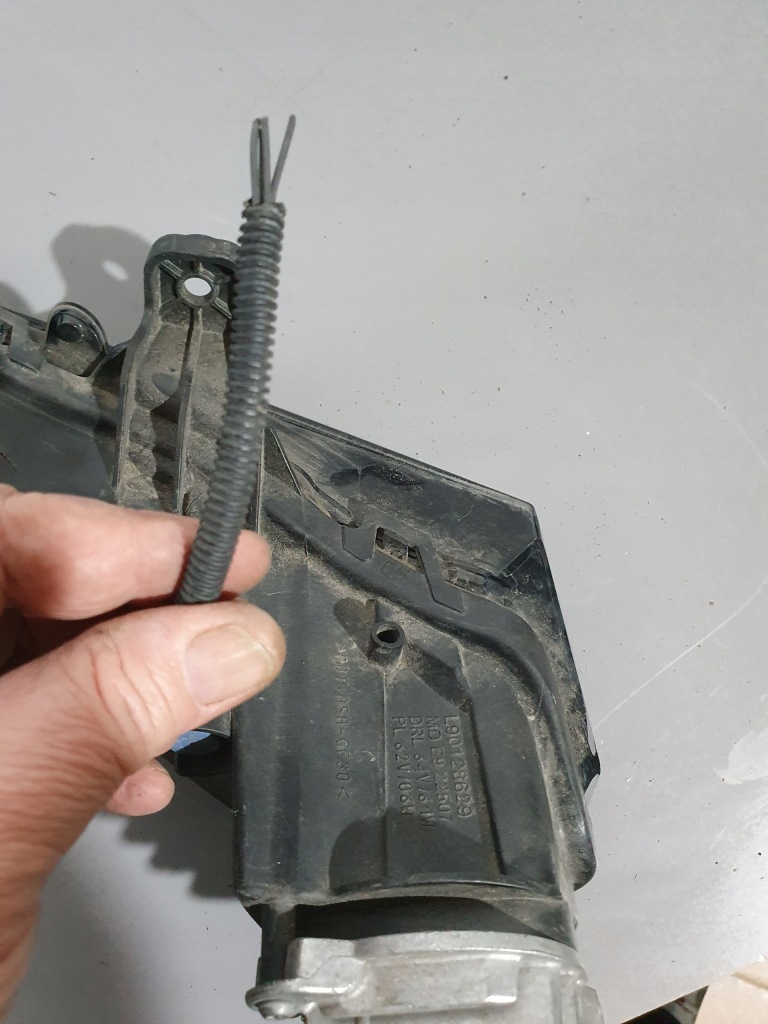 Противотуманная фара правый led drl кронштейн peugeot 208 2 2008 2 оригинал 9824241180 с Разборки