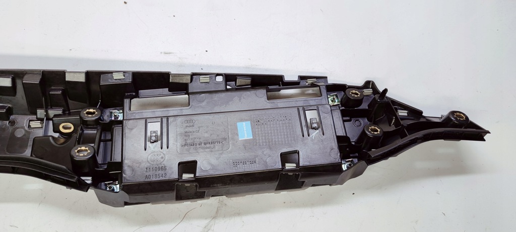 фото №6, Молдинг кронштейн декору панелі audi a6 c8 4k1857736