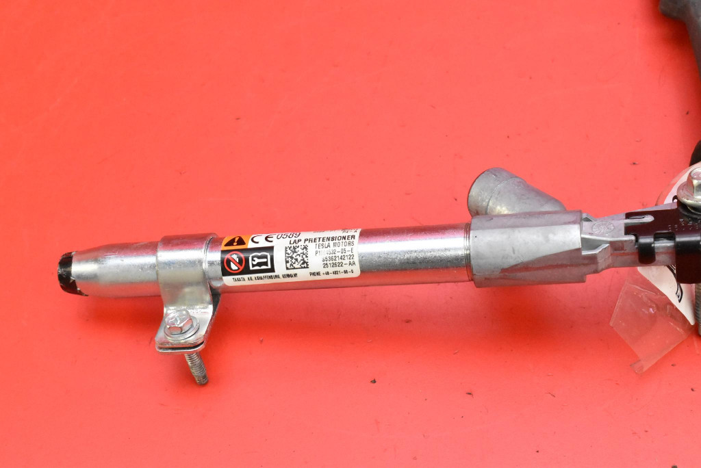 Натягувач кліпса поперечина лівий перед 1004532-05-e tesla model s 12-20 Зі Шроту