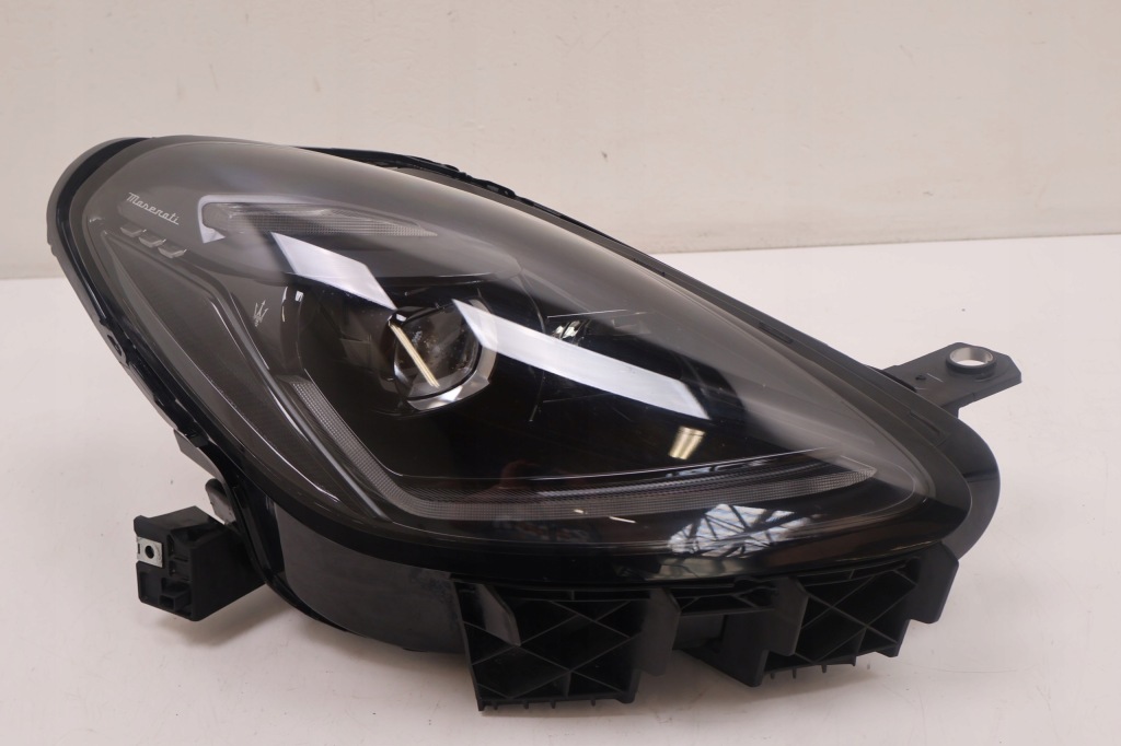 фото №1, Maserati grecale modena лампа права перед 6702930730