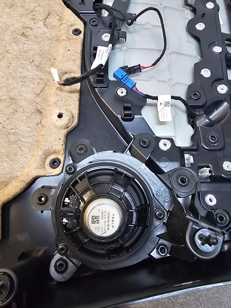 Tesla y 22r. обшивка двері правий задній 1697297-01-d в Україні