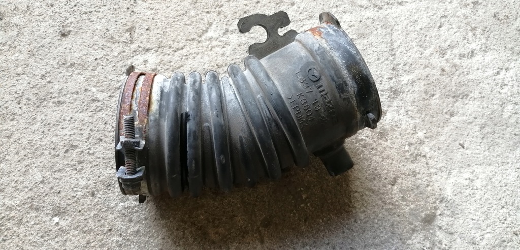 фото №1, Mazda оригінальний номер l83713221 труба повітря повітрозабірник бензин