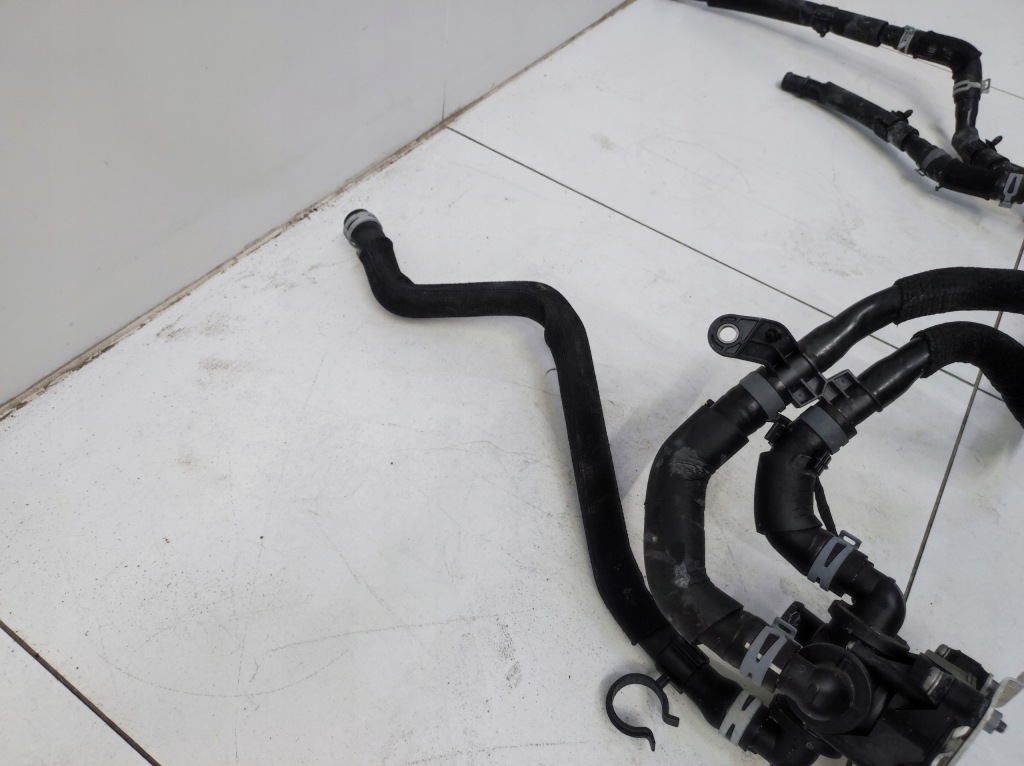 Клапан керування патрубок трубка шланг води audi q8 e-tron etron Ціна