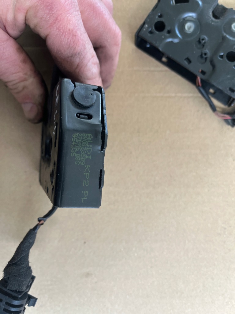 Audi a3 8v замки капот правый левый оригинал 8v0823509 с Разборки