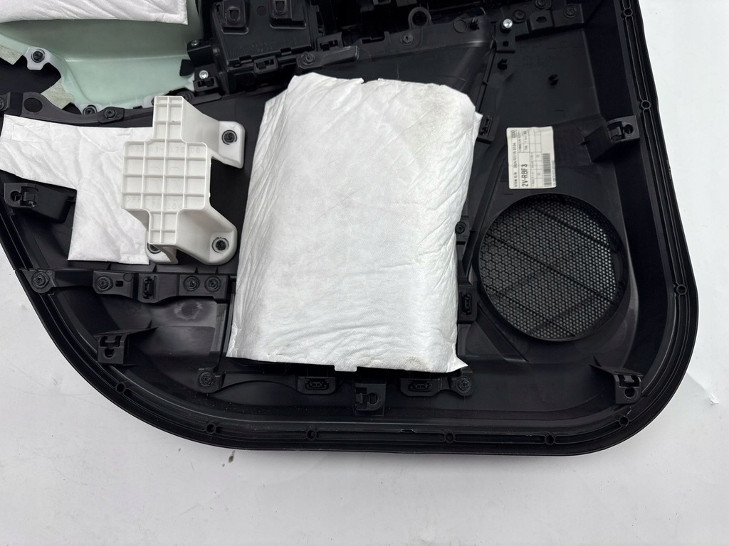 фото №11, Toyota bz4x 2024 задняя сторона правая обшивка дверь задних