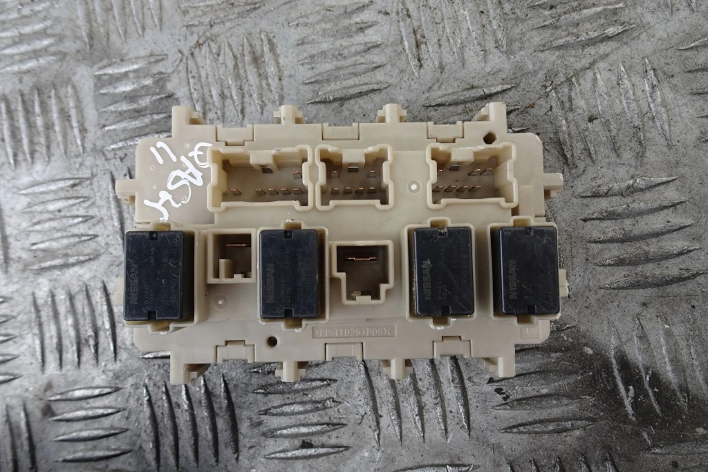 фото №1, Nissan qashqai ii коробка корпус предохранителей