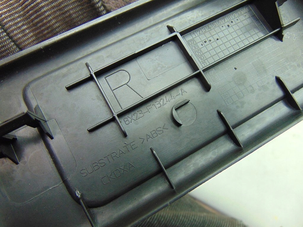 Jaguar xf 2.7d 08r - накладка порог правый  задняя Киев