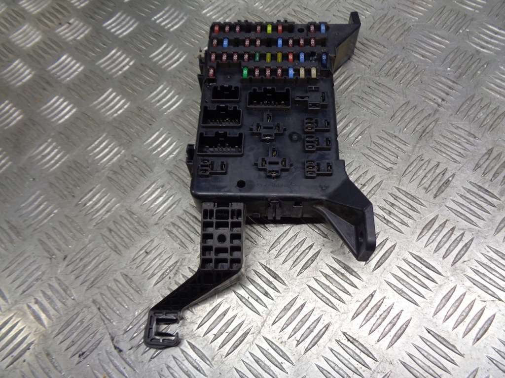 Купити Коробка запобіжників ford mondeo mk3 2.0 tdci 4s7t-14a073-aa
