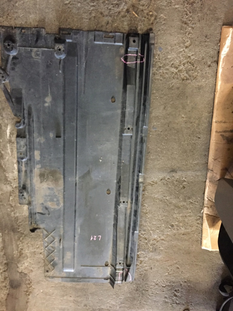 Audi a4 b8 a5 накладка плита пол подвеска левая Киев