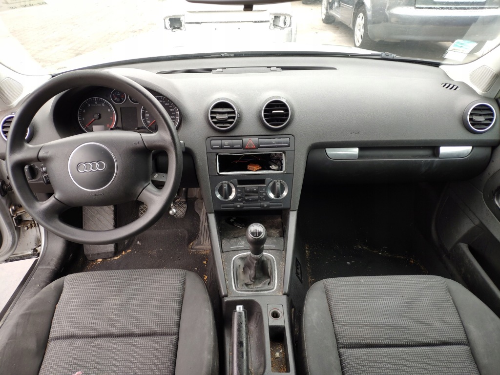 фото №1, Audi a3 8p частини перехідник панель приладів консоль