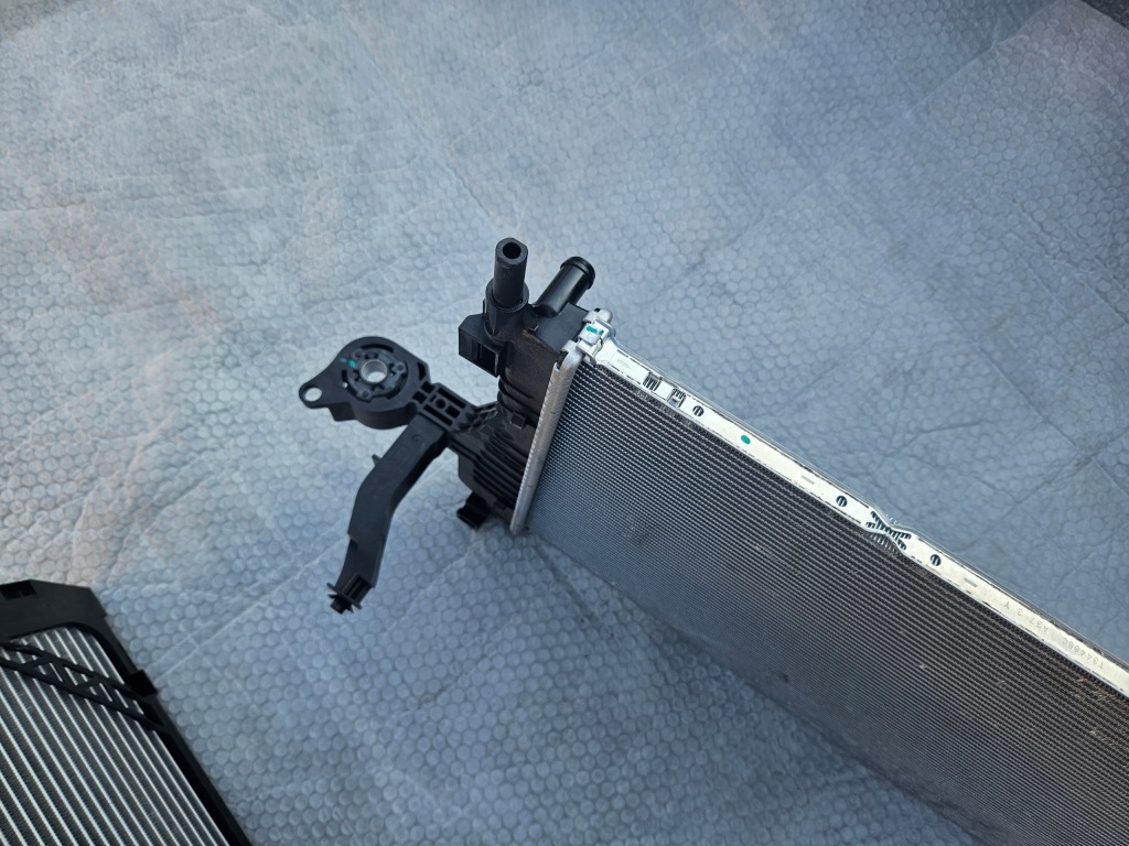 Volvo xc40 радіатор води кондиціонера накладка 32339603 32249884 p31686548 Недорого