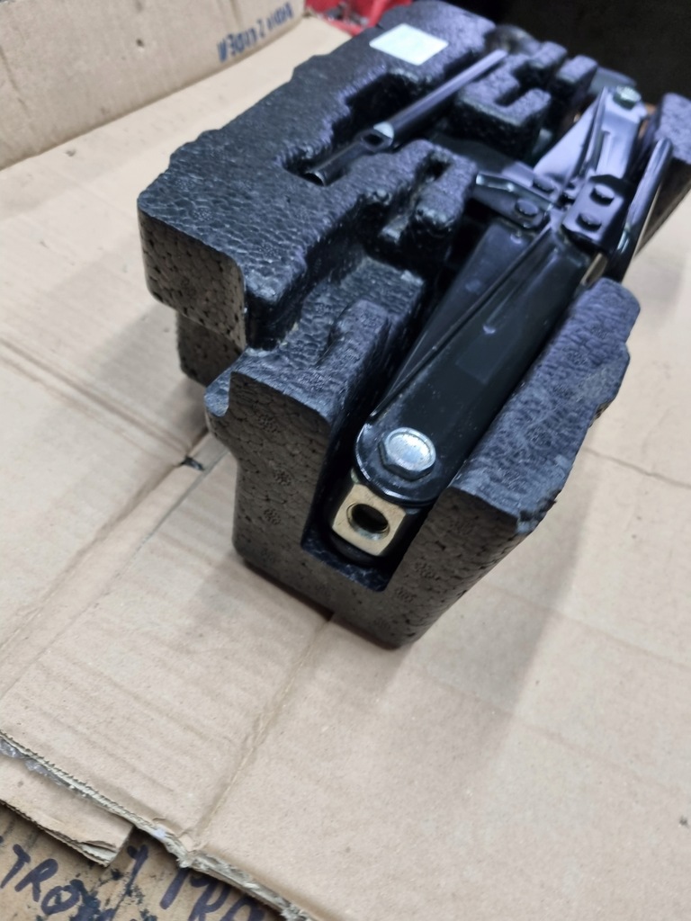 фото №9, Вкладиш колеса запасного домкрат набір hyundai santa fe ii 091492b050 комплект