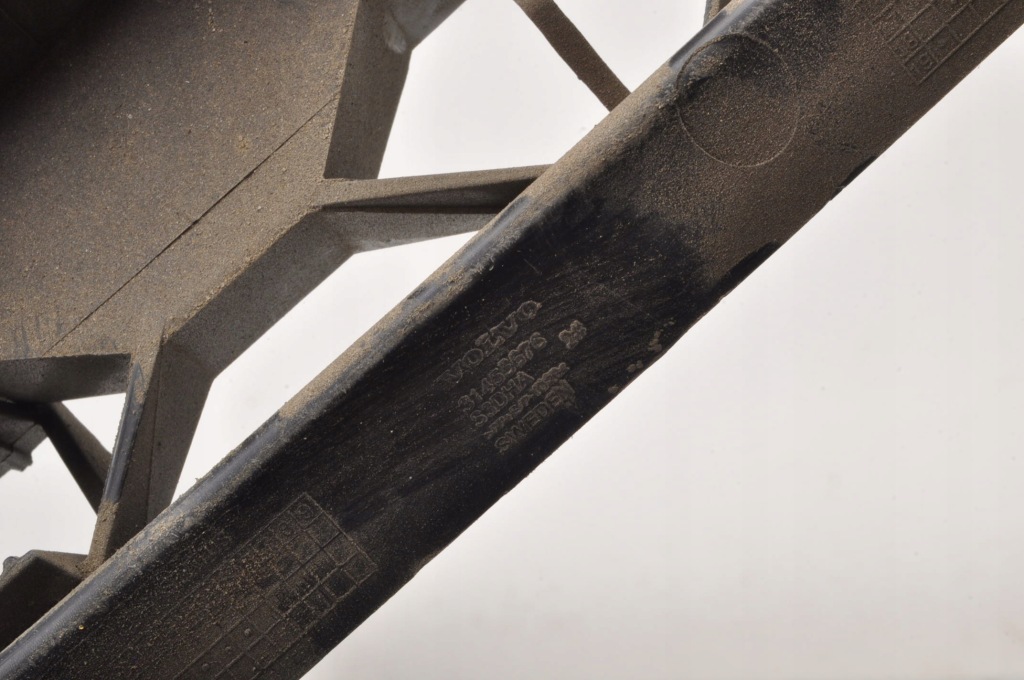 фото №11, Volvo v60 ii направляющая бампера задняя задний середина 31455676