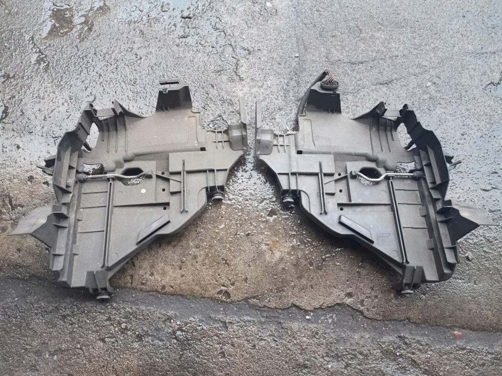 фото №1, Направляющая лампы перед vw touareg 7l