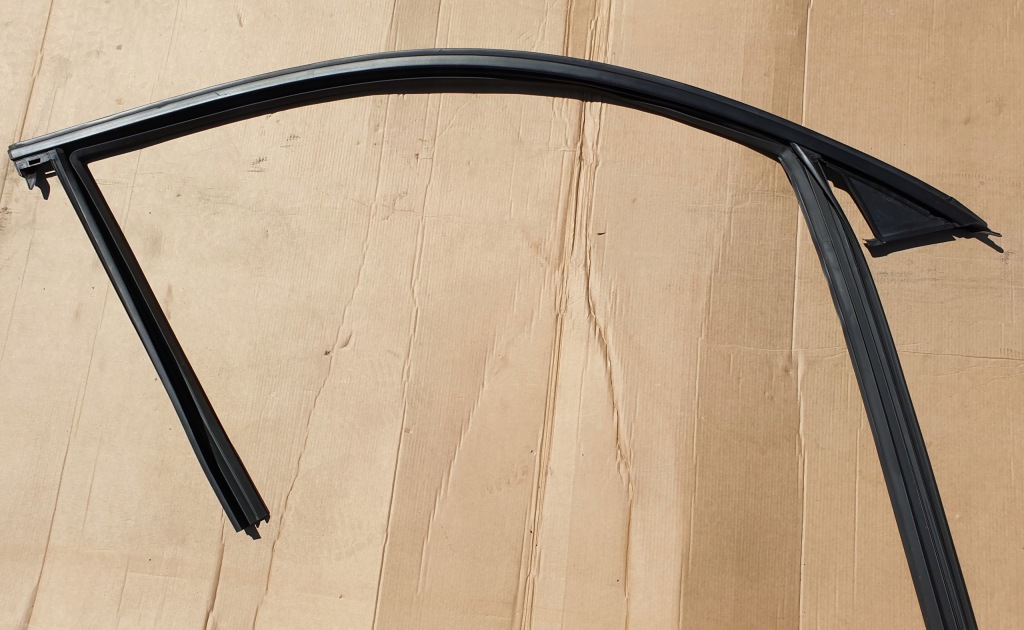 фото №1, Прокладка рамка направляющая стекло дверь правый перед volvo xc40 оригинальный номер