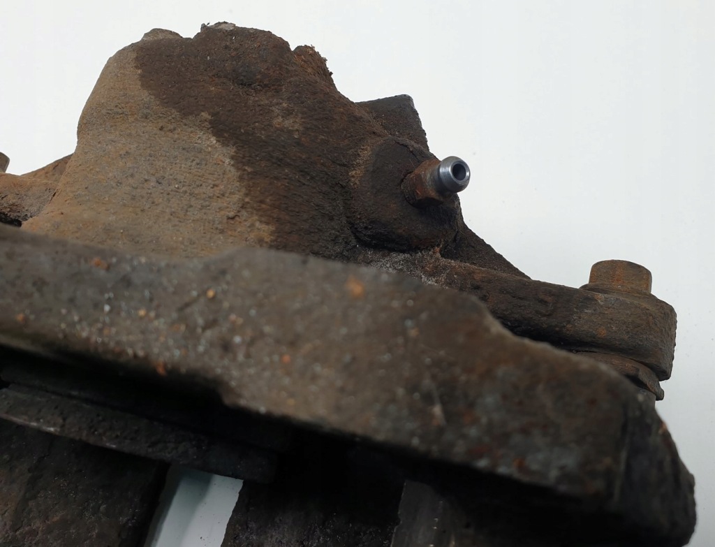 Супорт гальмівний правий перед peugeot 1007 1.4 8v Зі Шроту