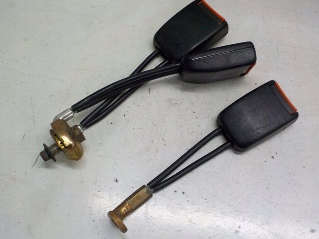 фото №1, Audi 80 кліпса поперечина задня